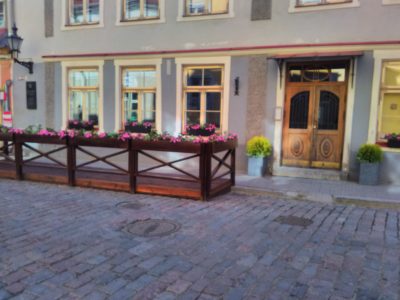 Välikohviku terrass piirete ja lillekastidega Vanalinna teisaldatav